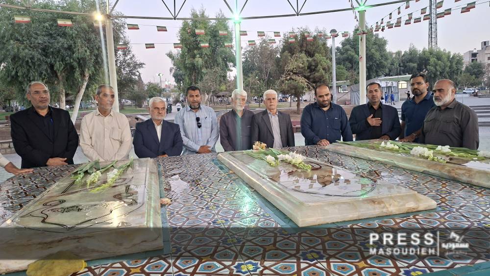 گلباران و عطرافشانی گلزار شهدای مسگرآباد و والفجر همزمان با هفته دفاع مقدس